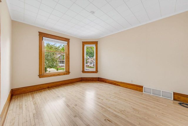 1542 S 79th STREET, West Allis, WI 53214