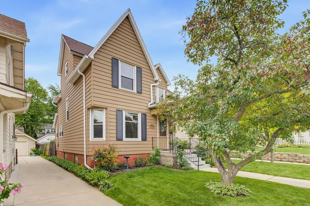 1542 S 79th STREET, West Allis, WI 53214