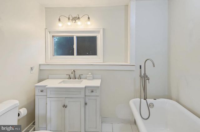 24 DEWBERRY LN, Levittown, PA 19055