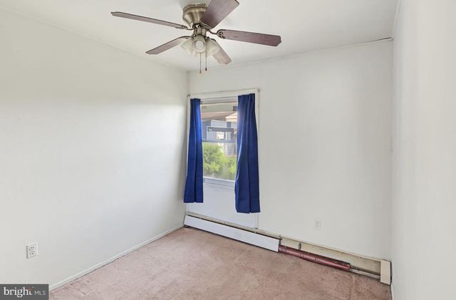 24 DEWBERRY LN, Levittown, PA 19055