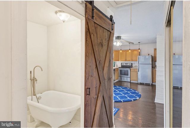 24 DEWBERRY LN, Levittown, PA 19055