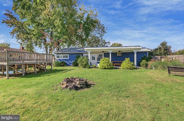 24 DEWBERRY LN, Levittown, PA 19055