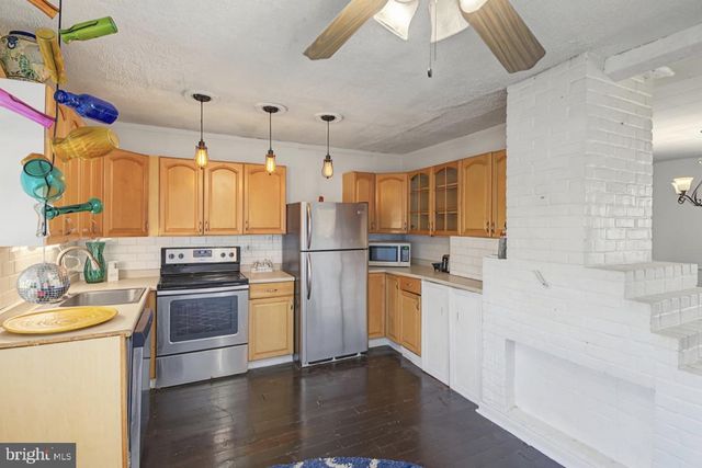 24 DEWBERRY LN, Levittown, PA 19055