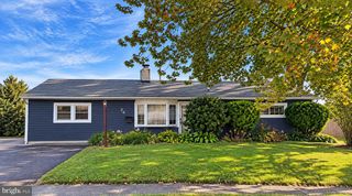 24 DEWBERRY LN, Levittown, PA 19055