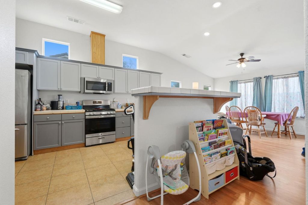 Image 19 of property listing at 21389 S Haslem, Riverdale, CA 93656