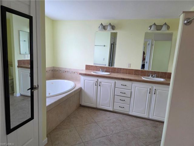 9777 Creekwood LN, Fort Myers, FL 33905