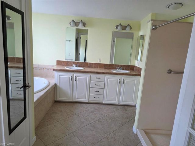 9777 Creekwood LN, Fort Myers, FL 33905