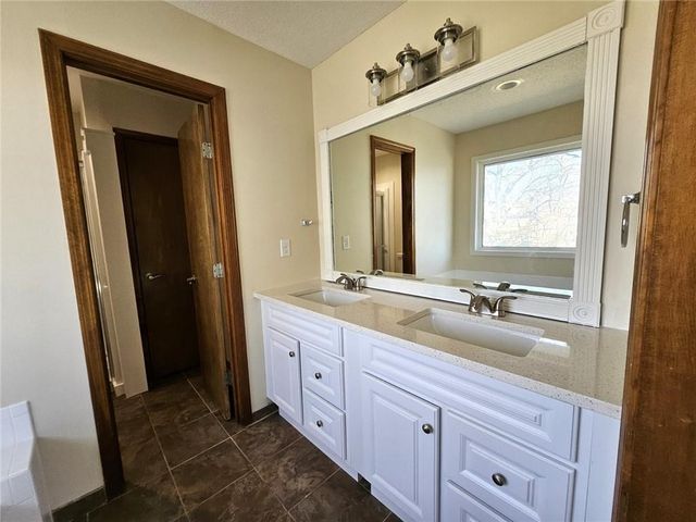 1300 NE 80th Street, Kansas City, MO 64118