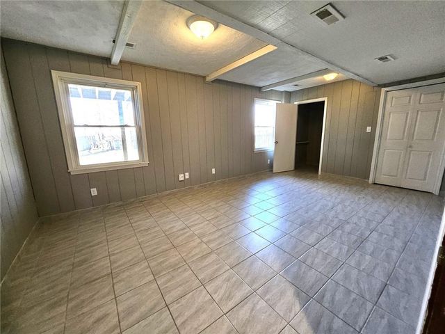 1300 NE 80th Street, Kansas City, MO 64118