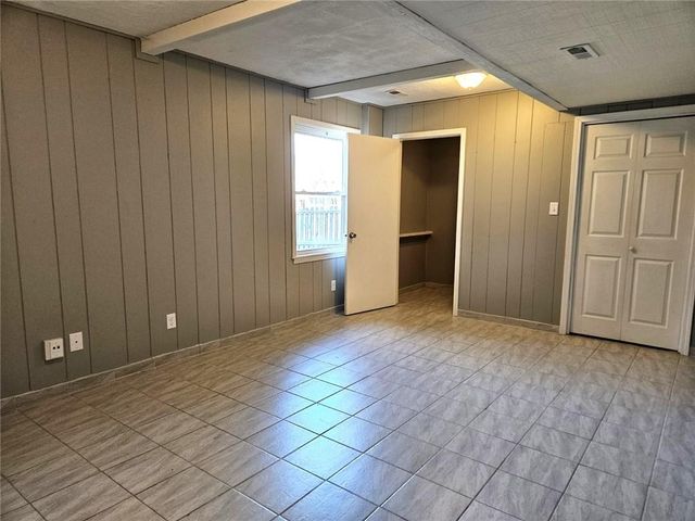 1300 NE 80th Street, Kansas City, MO 64118