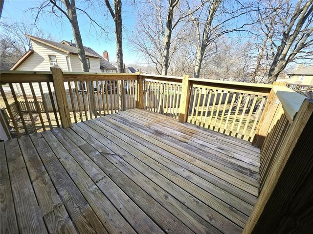 1300 NE 80th Street, Kansas City, MO 64118