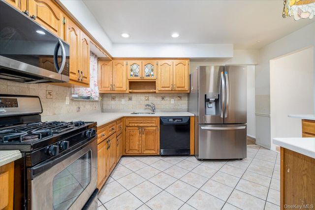 112 Chestnut Street, Lynbrook, NY 11563