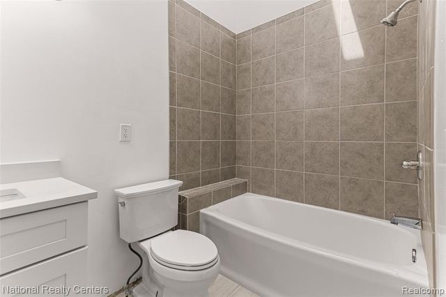 38860 Country Circle, Farmington Hills, MI 48331