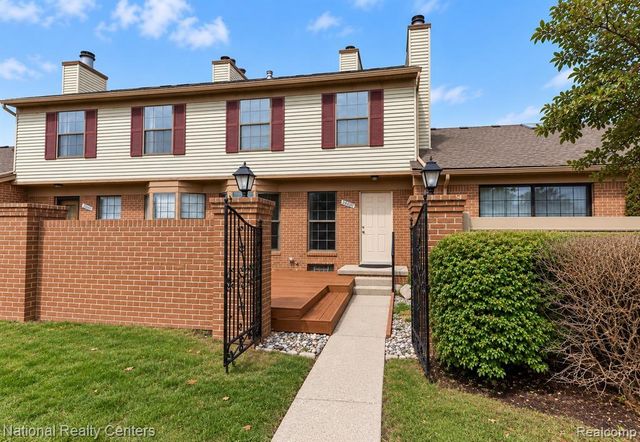 38860 Country Circle, Farmington Hills, MI 48331
