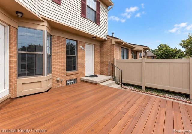 38860 Country Circle, Farmington Hills, MI 48331