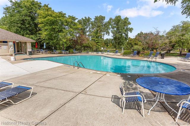38860 Country Circle, Farmington Hills, MI 48331