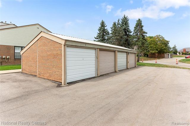 38860 Country Circle, Farmington Hills, MI 48331