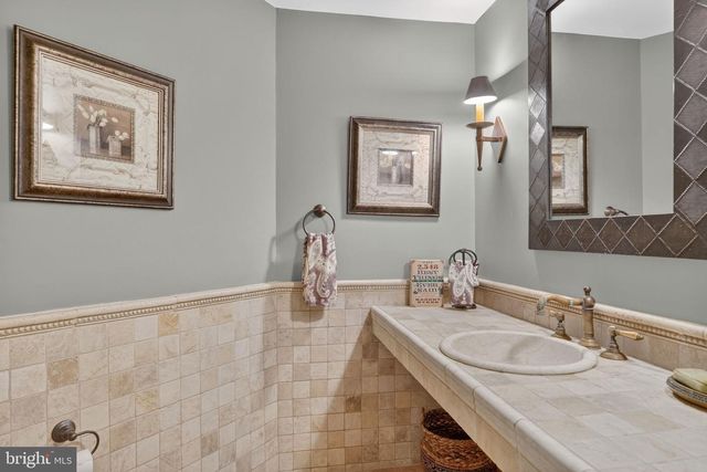 9701 OVERLEA DR, Rockville, MD 20850