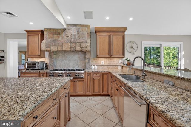 9701 OVERLEA DR, Rockville, MD 20850