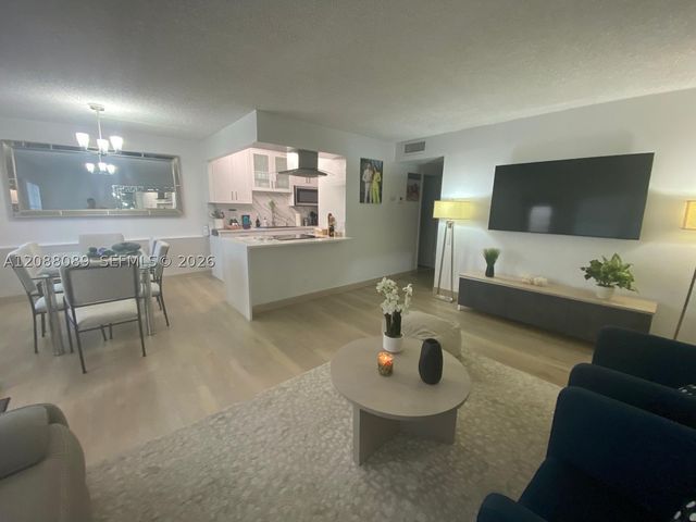 4076 E Guildford E 4, Boca Raton, FL 33434