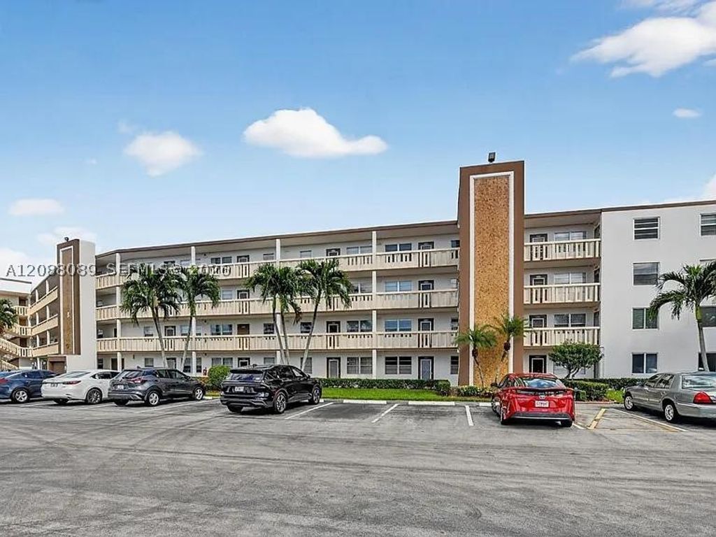 4076 E Guildford E 4, Boca Raton, FL 33434