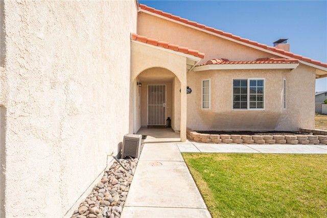 18270 Lakeview Drive, Victorville, CA 92395