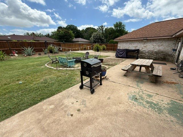 1044 Shadywood Lane, Desoto, TX 75115