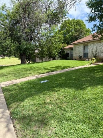 1044 Shadywood Lane, Desoto, TX 75115