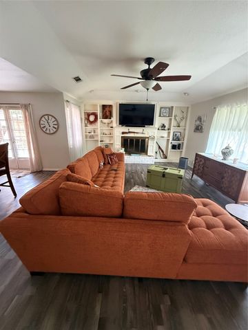 1044 Shadywood Lane, Desoto, TX 75115
