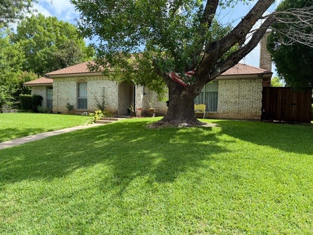 1044 Shadywood Lane, Desoto, TX 75115