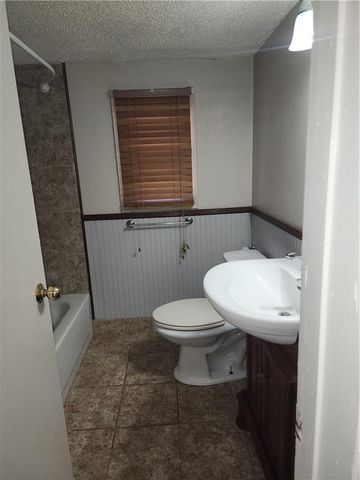 4525 Spruce Avenue, Kansas City, MO 64130