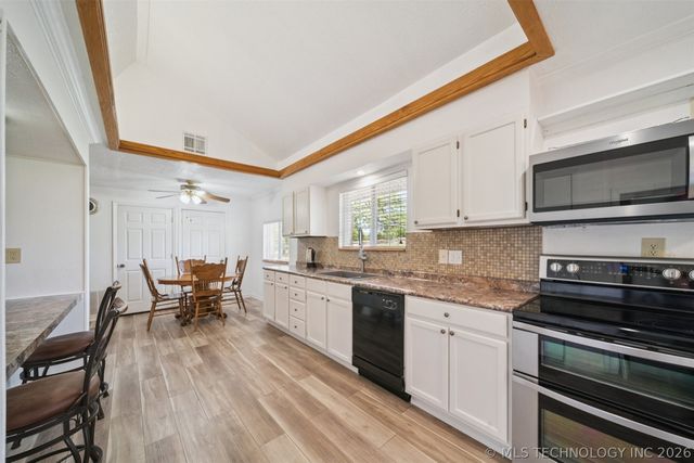 5807 Arrowhead Drive, Sand Springs, OK 74063