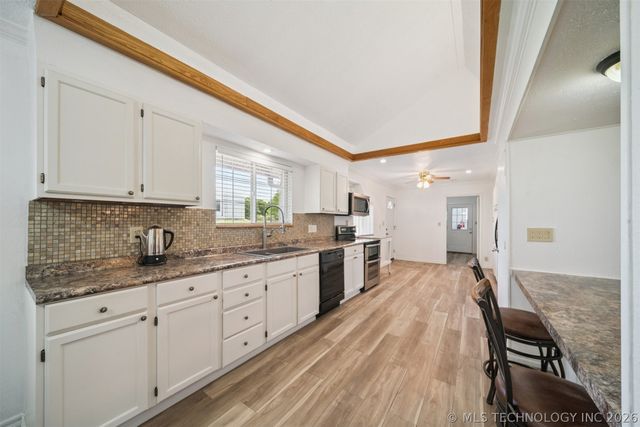5807 Arrowhead Drive, Sand Springs, OK 74063