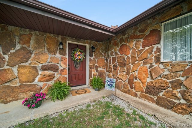 5807 Arrowhead Drive, Sand Springs, OK 74063