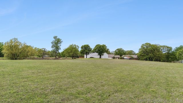 5807 Arrowhead Drive, Sand Springs, OK 74063