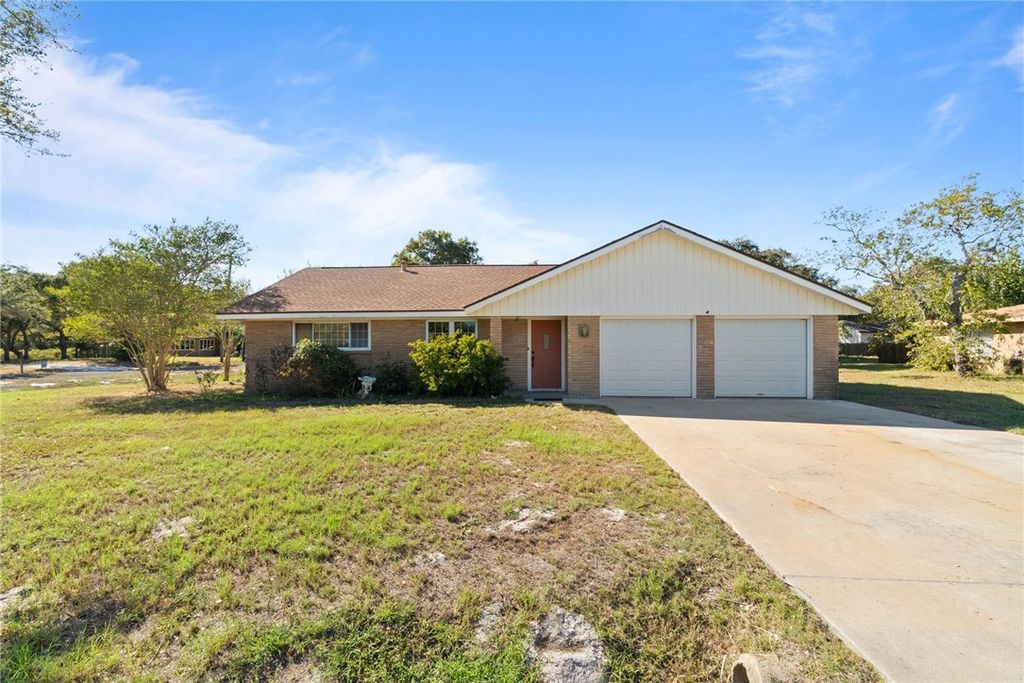 921 W Terrace Blvd, Rockport, TX 78382 — photo 2