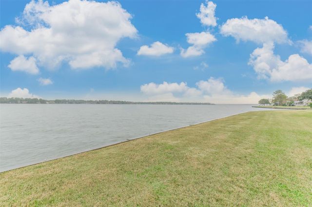 47 April Point Drive N, Conroe, TX 77356