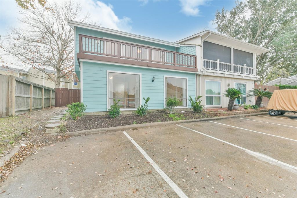 47 April Point Drive N, Conroe, TX 77356