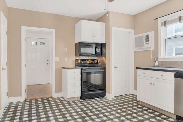 17 Walden Avenue, New London, CT 06320