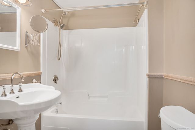 17 Walden Avenue, New London, CT 06320