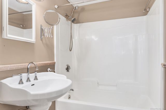 17 Walden Avenue, New London, CT 06320
