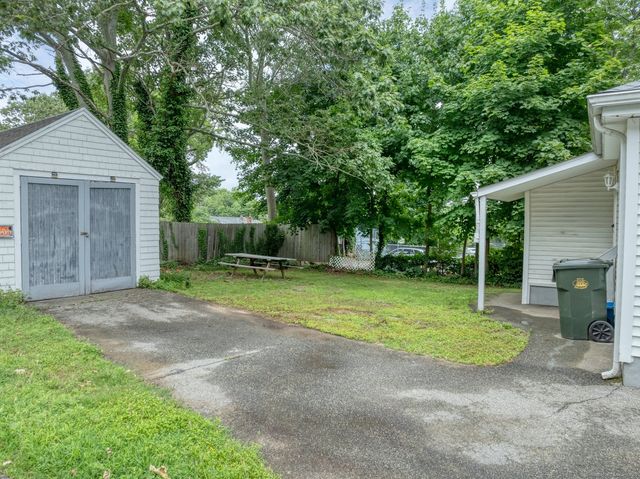 17 Walden Avenue, New London, CT 06320