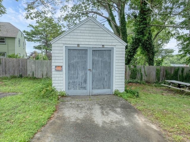 17 Walden Avenue, New London, CT 06320