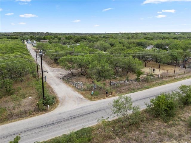 211 Caldwell RD, Dale, TX 78616