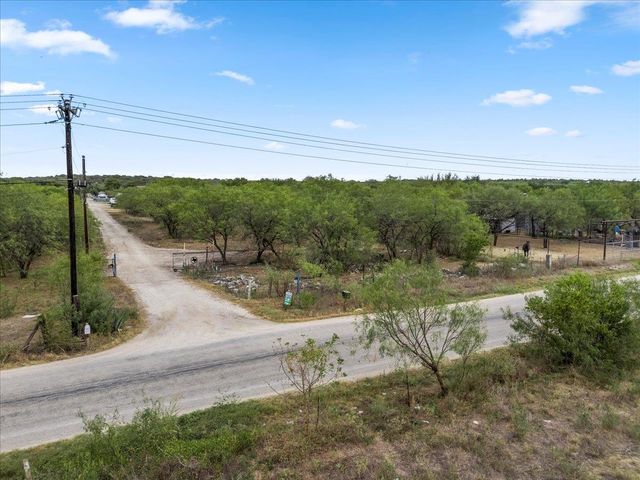 211 Caldwell RD, Dale, TX 78616