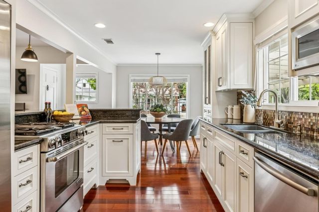 950 Iris Street, Redwood City, CA 94061