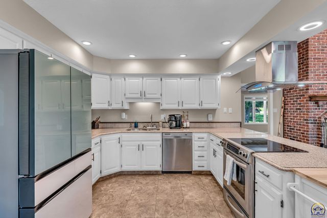 3725 SW Kings Forest RD, Topeka, KS 66610