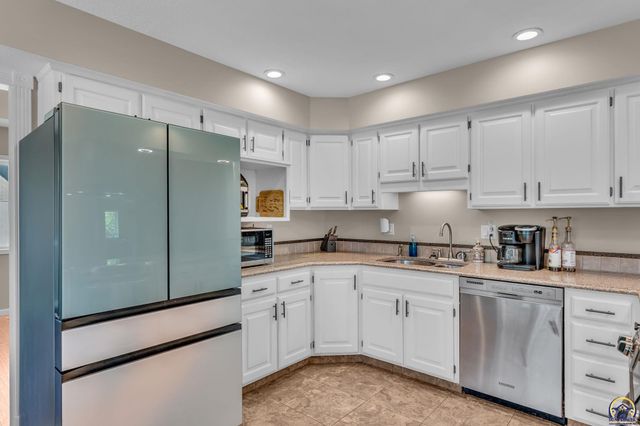 3725 SW Kings Forest RD, Topeka, KS 66610