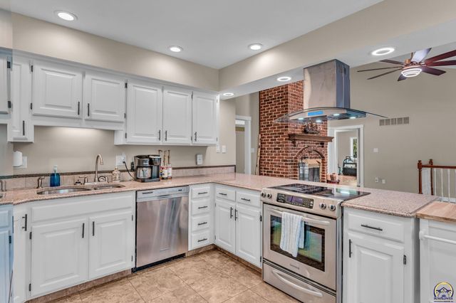 3725 SW Kings Forest RD, Topeka, KS 66610