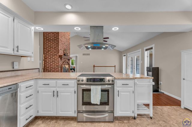 3725 SW Kings Forest RD, Topeka, KS 66610